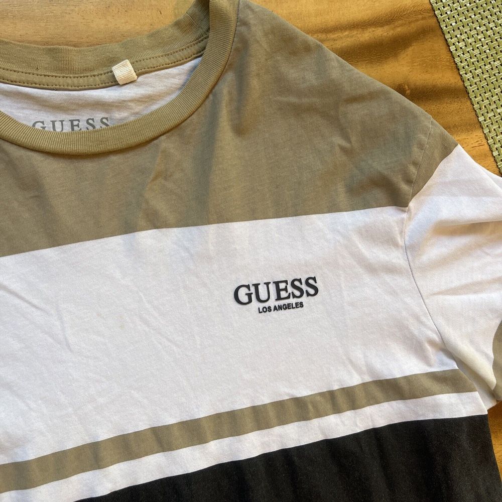Guess: Los Angeles Patterned Tee Black Tan‎ Striped Color - Picture 2 of 4